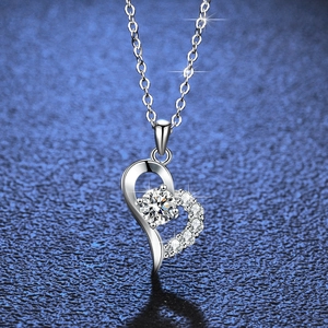 Elegante Halskette mit Herzanhänger aus S925 Sterlingsilber mit Moissanit auf blauem Grund