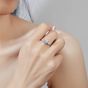 Anello classico in argento sterling S925 con una grande moissanite rotonda taglio brillante
