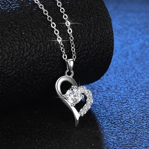 Elegante s925 Silber-Herz-Halskette mit Moissanit-Anhänger auf Leder-Hintergrund