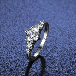 Anello classico in argento S925 con moissanite a sei griffe e diamanti laterali neri