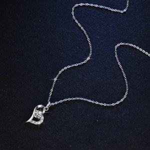 Funkelnde S925 Sterlingsilber Herz-Halskette mit Moissanit auf blauem Hintergrund