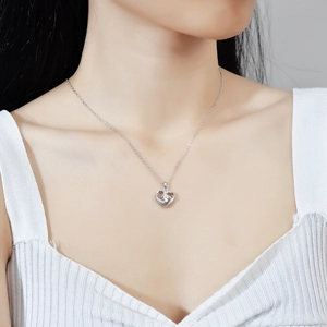 Collier en argent 925 avec pendentif cœur et moissanite porté par une femme