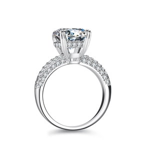 Bague luxueuse en argent S925 avec moissanite ovale 8 carats et monture halo