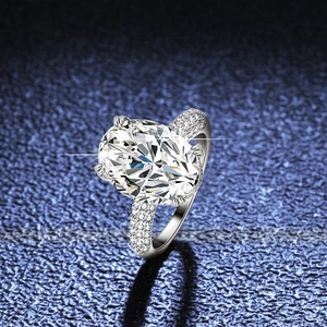 Bague luxueuse en argent 925 avec moissanite ovale de 8 carats et anneau serti pavé