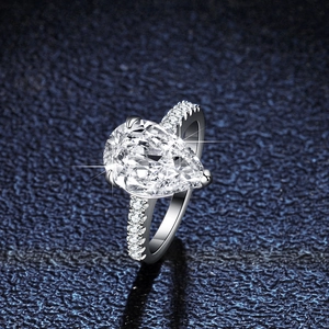 Bague en argent 925 avec moissanite taille poire et diamants micro-pave étincelants