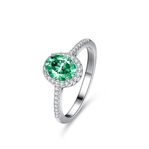 Ovaler grüner Moissanit Ring aus S925 Sterlingsilber mit Halo-Fassung auf weißem Grund