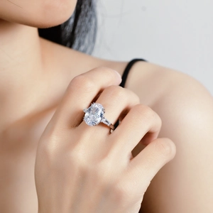 Bague luxe en moissanite ovale 8 carats en argent S925 sur la main d'un mannequin
