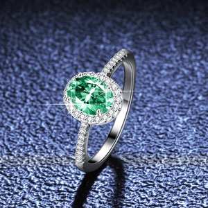 Ovaler grüner Moissanit-Halo-Ring aus 925er Sterlingsilber mit pavé-besetztem Band