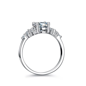 Classic 1.5 carat oval moissanite ring in S925 sterling silver with four-prong setting
