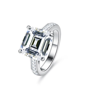 S925 Silberring mit 5 Karat Smaragdschliff Moissanit und Seitensteinen auf weißem Grund