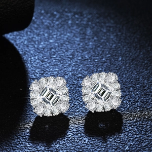 Boucles d'oreilles classiques en argent S925 avec taille émeraude carrée et serti halo