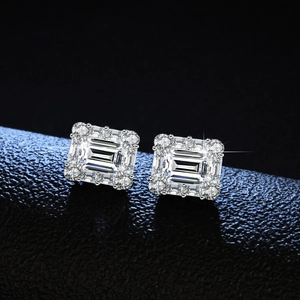 Boucles d'oreilles clous en argent s925 avec moissanite taille émeraude et halo rectangulaire