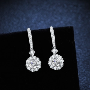 Lussuosi orecchini a goccia halo in argento 925 con pietra centrale in moissanite lucida
