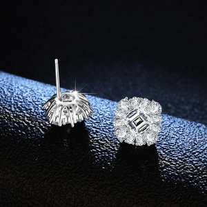 Boucles d'oreilles en argent S925 avec diamants coupe princesse et halo floral