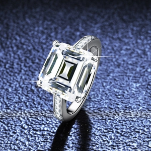 Luxuriöser S925 Silberring mit 5 Karat Smaragdschliff Stein und Seiten-Diamanten