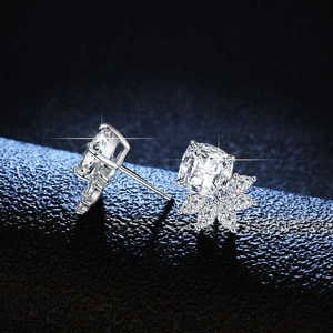 Boucles d'oreilles S925 en argent à coupe coussin avec grappe de moissanite pétale