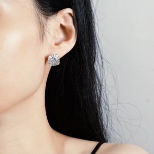 Élégantes boucles d'oreilles en argent S925 avec taille carrée et diamants halo sur l'oreille