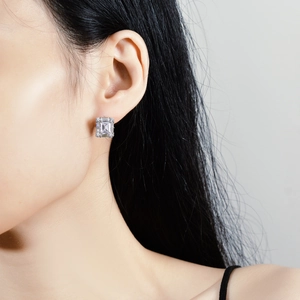 Élégantes boucles d'oreilles halo en argent S925 avec moissanite carrée sur mannequin