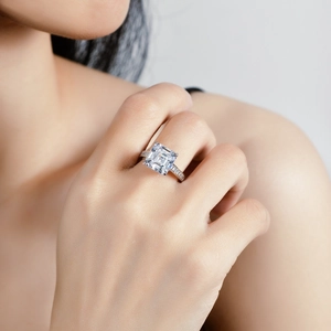 Eleganter 5 Karat Moissanit Silberring mit Smaragdschliff an der Hand eines Models
