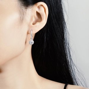 Eleganti orecchini pendenti in moissanite argento S925 indossati da una modella in studio