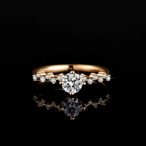 Bague couronne de princesse en moissanite or rose avec anneau pavé de diamants ondulé