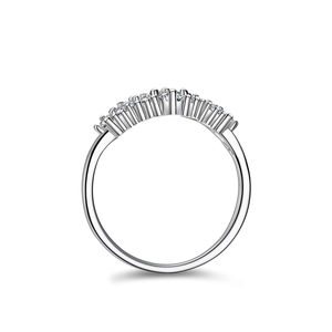 Eleganter V-Ring aus 925 Sterling Silber mit funkelnden Moissanit-Steinen