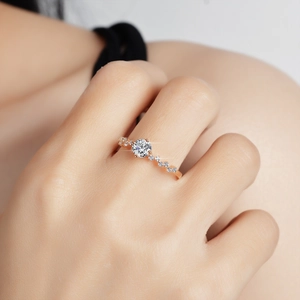 Bague moissanite élégante plaquée or champagne avec pierres étincelantes pour femme
