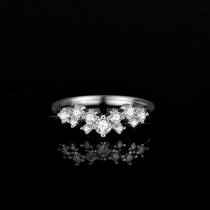 Funkelnder S925 Silber V-Moissanit-Ring mit runden Steinen auf schwarzem Hintergrund