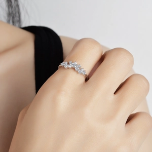 Eleganter V-förmiger S925 Sterlingsilber Moissanit Ring getragen an einer Hand mit Steinen
