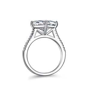Bague en argent moissanite taille Radiant 3 carats avec pierres latérales sur fond blanc