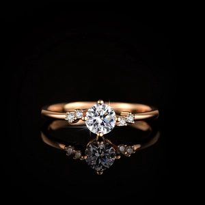 Bague couronne de princesse en moissanite rose doré avec serti classique à quatre griffes