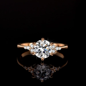 Bague élégante en moissanite à six griffes avec finition en or rose 18 carats