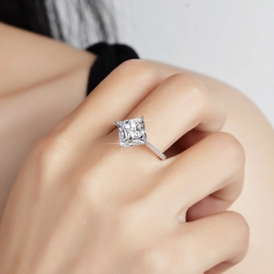 Bague en argent moissanite 3 carats taille princesse avec pavé de diamants au doigt