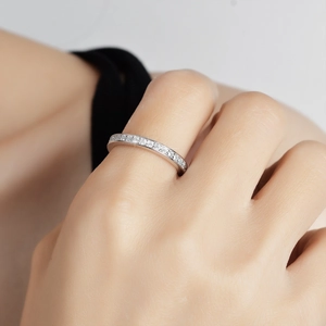 Bague d'éternité minimaliste en argent S925 sertie de moissanites étincelantes au doigt