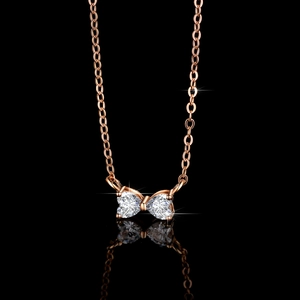 Collier élégant avec pendentif nœud en argent s925 et moissanite 1 carat sur noir