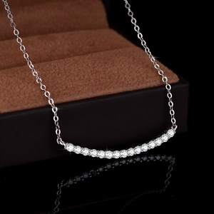 Elegante s925 Sterlingsilber Smile-Halskette mit pavé-gefassten Moissanit-Steinen am Anhänger