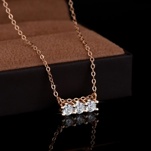 Collana in argento S925 oro rosa con tre pietre di moissanite orizzontali e catena sottile