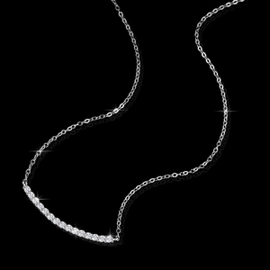 S925 Sterling Silber Lächeln Halskette mit Moissanit Anhänger auf schwarzem Hintergrund