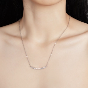 Elegante S925 Sterling Silber Lächeln Halskette mit Moissanit Diamanten an einem Model