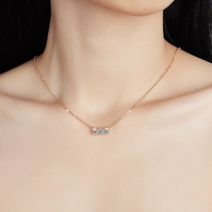 Elegante collana S925 in oro rosa per donna con tre pietre di moissanite brillanti