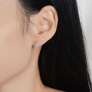 Élégantes boucles d'oreilles en argent s925 plaqué or rose avec deux pierres moissanite