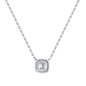 Collier en argent sterling S925 avec pendentif carré en moissanite sur un fond blanc pur