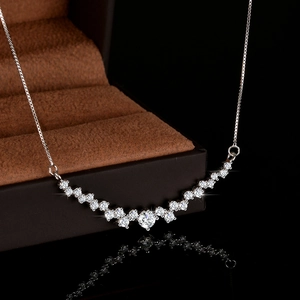 Collana sorriso in argento sterling S925 e moissanite su un cofanetto con riflessi