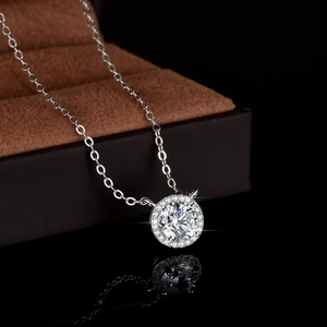 Collier luxueux en argent 925 avec pendentif moissanite ronde et halo dans un écrin