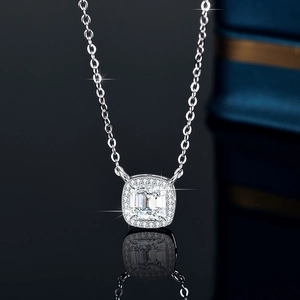 Collier en argent sterling S925 avec pendentif moissanite 1ct coupe princesse et halo