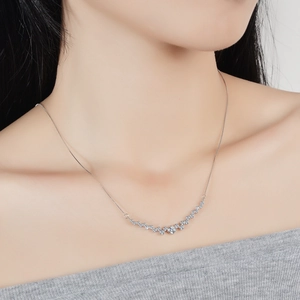 Elegante collana sorriso in argento S925 con pietre scintillanti su modella asiatica