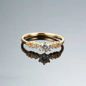 Bague moissanite en or champagne avec sertissage couronne à six griffes et pierre ronde