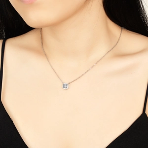 Collier en argent S925 avec pendentif en moissanite bleu clair de taille princesse