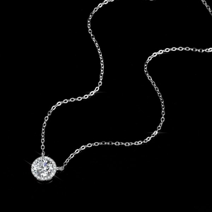Collier luxueux en argent 925 avec pendentif moissanite et design halo rond classique