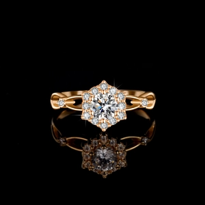 Bague de mariage élégante en or rose avec moissanite, motif floral et anneau évidé